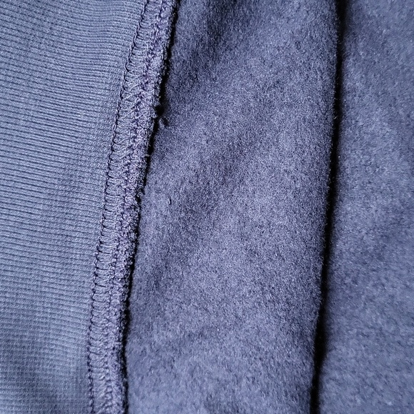 NWT! Navy Blue Daisy Print Sweatshirt! Size Small! - Picture 5 of 9